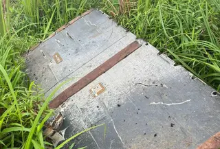 Penemuan dugaan serpihan puing pesawat ATR 400 di sekitar puncak Gunung Bulusaraung, Sulawesi Selatan viral di media sosial. (Dok. Istimewa)