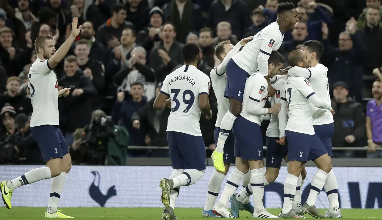 Para pemain Tottenham Hotspur merayakan gol Giovani Lo Celso ke gawang Middlesbrough FC pada pertandingan Piala FA di Tottenham Hotspur Stadium, London, Selasa (14/1/2020). Tottenham menang 2-1 dan lolos ke babak 32 besar. (AP Photo/Matt Dunham)