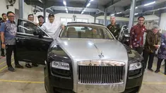 Menteri Sosial Saifullah Yusuf bersama Wakil Menteri Sosial Agus Jabo dan perwakilan pemenang lelang berpose dengan mobil mewah Roll-Royce yang laku dilelang senilai Rp2.539.957.000 di Gudang Konvensi Kementerian Sosial Kompleks Taman Makam Pahlawan Kalibata, Jakarta, Selasa (24/6/2025). (merdeka.com/Arie Basuki)