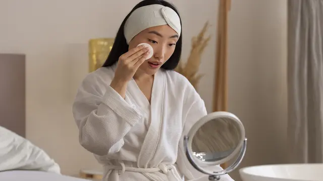 Menggunakan Toner Sebelum Makeup