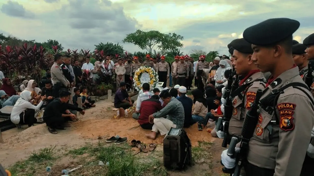 Pemakaman jenazah Aiptu Ruslan yang menjadi korban polisi tikam polisi di SPN Polda Riau.