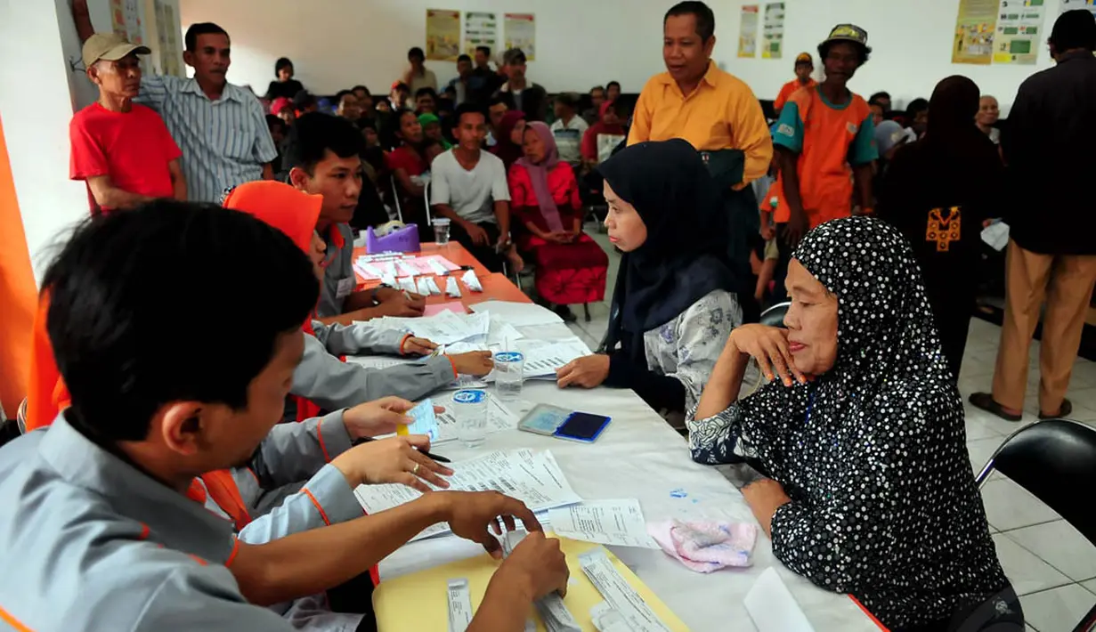 PT Pos Indonesia Cabang Rawamangun menyalurkan Program Simpanan Keluarga Sejahtera (PSKS) sebesar Rp 200 ribu perbulan, Jakarta, Rabu (19/11/2014). (Liputan6.com/Johan Tallo)