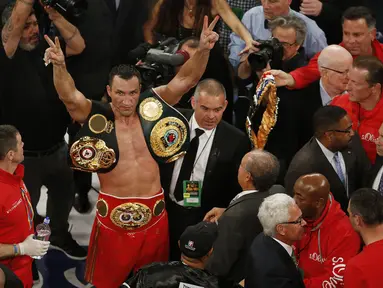 Wladimir Klitschko merayakan keberhasilannya mempertahankan gelar juara usai menang angka dari Bryant Jennings di Madison Square Garden, Minggu (26/4/2015). (AP Photo/Frank Franklin II)