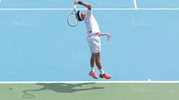 Aksi David Agung Susanto melakukan servis ke petenis Filipina pada Piala Davis 2018 grup dua Asia/Oceania di Senayan, Jakarta, Sabtu (3/2/2018). David menang 6-2, 7-5. (Bola.com/Nick Hanoatubun)