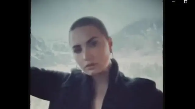 Demi Lovato Tampil Botak di Hari Natal 2021