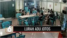 Sakit hati kekasih dikirimi pesan singkat tak senonoh, seorang lurah di Kabupaten Sanggau, Kalimantan Barat adu jotos dengan seorang pengunjung warung kopi. Aksi lurah ini viral di media sosial dan kasusnya diselidiki Polres Sanggau.