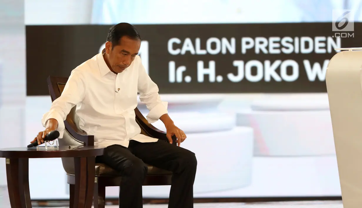 Capres nomor urut 01 Joko Widodo saat tanya jawab dalam debat keempat Pilpres 2019 yang diselenggarakan KPU di Hotel Shangri-La, Jakarta, Sabtu (30/3). Debat kali ini mengangkat tema tentang ideologi, pemerintahan, pertahanan dan keamanan, serta hubungan internasional. (Liputan6.com/JohanTallo)