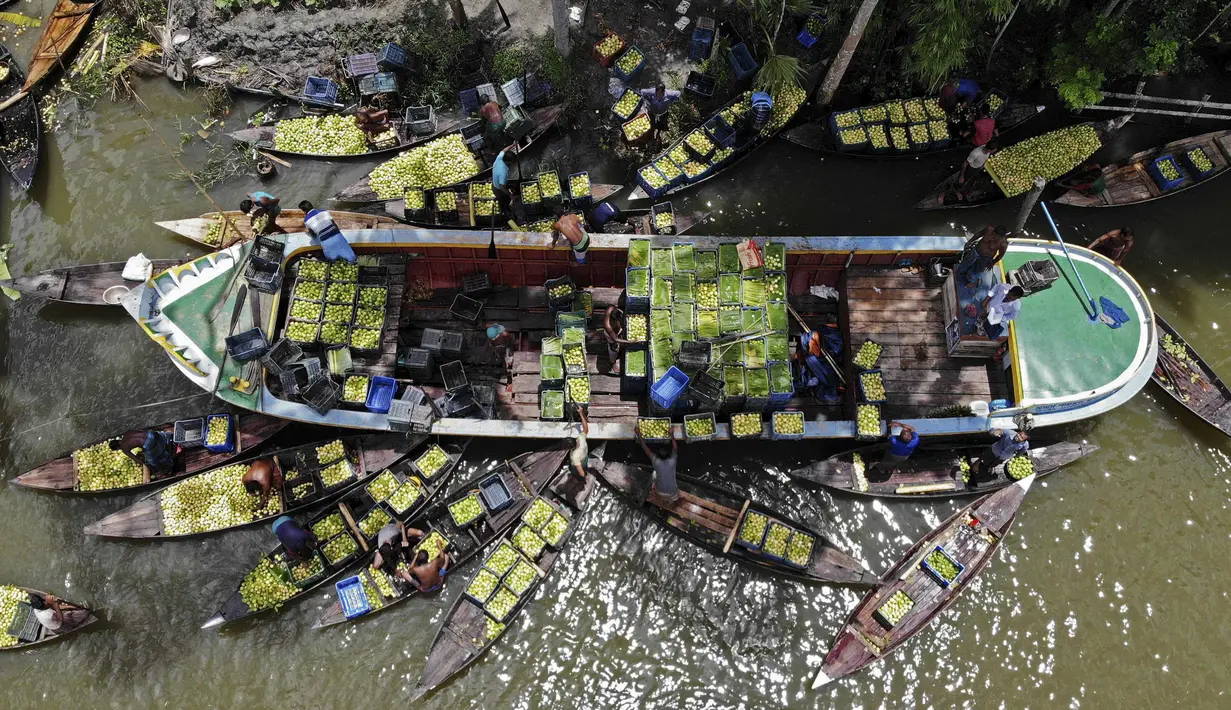 Foto udara menunjukkan pemandangan apung di Barisal, Bangladesh, 14 Agustus 2020. Pasar apung yang berada sekitar 180 kilometer sebelah selatan Dhaka ini kerap ramai dipadati pembeli dan pedagang selama musim panen jambu biji berlangsung. (Xinhua)