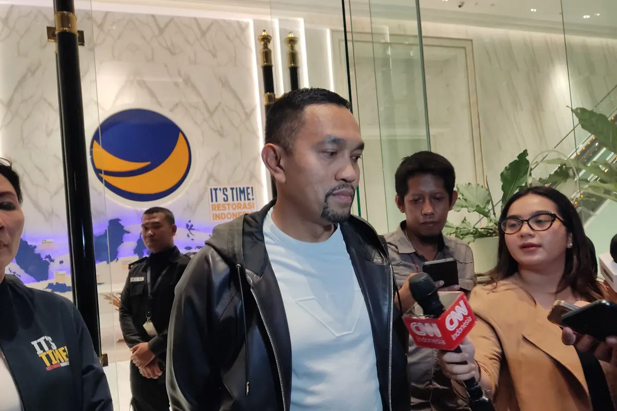 Bendahara Umum NasDem Ahmad Sahroni di NasDem Tower, Jakarta, Kamis (12/10) malam (Ahda Bayhaqi/Merdeka.com)