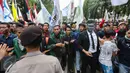 Ratusan massa yang tergabung dalam Badan Eksekutif Mahasiswa (BEM) Se-Jabodetabek terlibat bentrok dengan polisi saat menggelar aksi unjuk rasa di depan Istana Negara, Kamis (12/1). (Liputan6.com/Faizal Fanani)