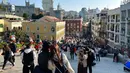 Pelancong dari China daratan berkumpul dekat Reruntuhan St. Paul's, tujuan wisata di Makau, 18 Januari 2022. Ledakan pariwisata China yang diharapkan selama liburan Tahun Baru Imlek minggu depan tampaknya akan lebih cepat terjadi. (AP Photo/Kanis Leung)