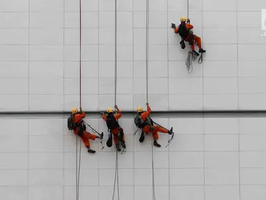 Pekerja membersihkan salah satu gedung bertingkat di Bundaran Hotel Indonesia, Jakarta, Rabu (14/3). Badan Penyelenggara Jaminan Sosial (BPJS) Ketenagakerjaan mencatat angka kecelakaan kerja di Indonesia terus meningkat. (Liputan6.com/Angga Yuniar)