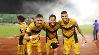 Trio pemain asing Mitra Kukar (dari kiri), Rodrido Dos Santos, Patrick Cruz, dan Arthur Cunna Da Rocha, seusai laga melawan Persija Jakarta, Sabtu (12/12/2015) di Stadion Manahan, Solo. (Bola.com/Nicklas Hanoatubun)