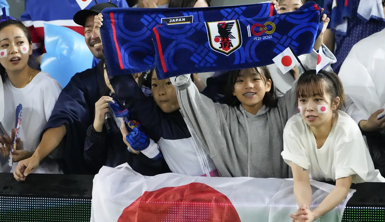 Para suporter Jepang bereaksi setelah pertandingan play-off Piala Dunia 2022 antara Jepang dan Australia di Stadium Australia di Sydney, Kamis (24/3/2022). Jepang lolos ke putaran final Piala Dunia untuk ketujuh kalinya secara beruntun.  (AP Photo/Mark Baker)