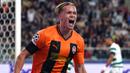 <p>Mykhailo Mudryk tengah menjadi incaran utama Arsenal pada bursa transfer Januari 2023. Ia merupakan pemain sayap Shakhtar Donetsk. Musim ini, Mudryk tampil mengagumkan dengan membuat 10 gol dan 8 assist dari 24 pertandingan bersama klub yang berjuluk Hirnyky itu. Mudryk sendiri sangat tertarik untuk bergabung dengan Arsenal. Namun, tawaran resmi yang dilepas The Gunners masih ditolak oleh kubu Shakhtar Donetsk. (AFP/Janek Skarzynski)</p>