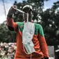 Petugas Sudin LH menunjukkan masker yang ditemukan di Dipo Sampah Kecamatan Pademangan, Ancol, Jakarta, Rabu (24/2/2021). Dengan berbekal alat pemilah, sarung tangan, dan masker, jasa mereka patut dihargai dalam membersihkan lingkungan dari limbah medis. (merdeka.com/Iqbal S. Nugroho)