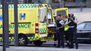 Sebuah ambulans dan polisi bersenjata berada di luar pusat perbelanjaan Field setelah penembakan, Orestad, Kopenhagen, Denmark, 3 Juli 2022. Tersangka ditangkap 13 menit setelah aparat mendapatkan panggilan darurat. (Olafur Steinar Gestsson /Ritzau Scanpix via AP)