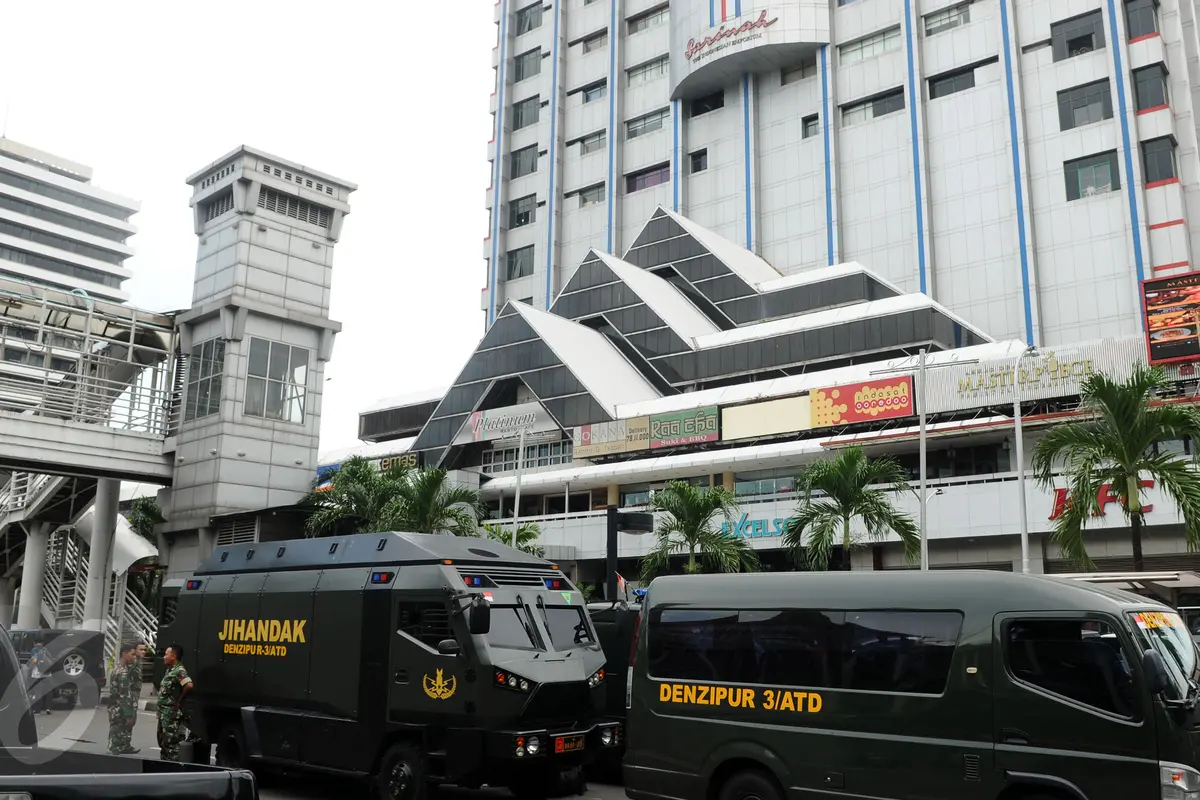 20160114-Petugas Gabungan Jaga Obyek Vital di dekat Gedung Sarinah-Jakarta