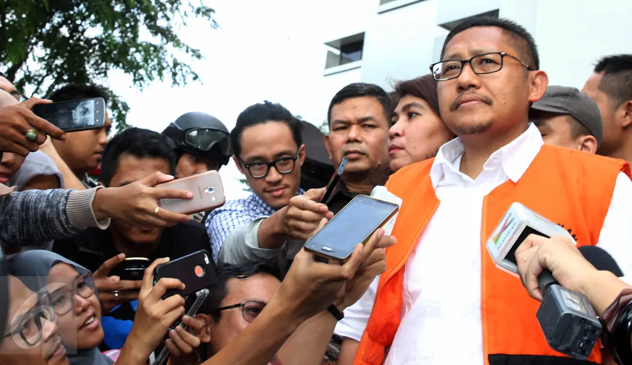 Terpidana kasus korupsi hambalang Anas Urbaningrum saat meninggalkan rutan KPK di Jakarta, Rabu (17/6/2015). Mantan Ketum Partai Demokrat itu dipindahkan penahanannya ke Lapas Sukamiskin, Bandung, Jawa Barat. (Liputan6.com/Helmi Afandi)