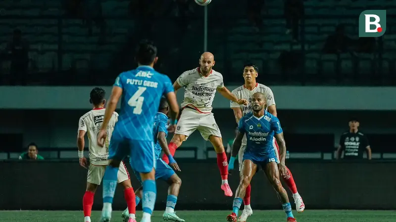 <p>Pemain Bali United, Mohammed Rashid (tengah), menyundul bola saat berhadapan dengan Persib Bandung pada pekan 6 BRI Liga 1 2023/2024 di Stadion Gelora Bandung Lautan Api, Kamis (3/8/2023) malam WIB. (Bola.com/Alit Binawan)</p>