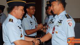 Citizen6, Kalijati: Danlanud Suryadarma memimpin serah terima jabatan Kepala Dinas Pers di ruang rapat Lanud Suryadarma, Senin (19/9). (Pengirim: Pentaksdm)