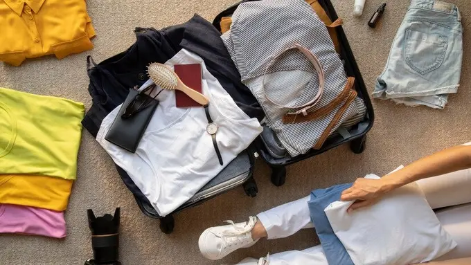 Tips Agar Tidak Bawa Banyak Baju Saat Traveling (Foto/Sumber: Freepik)