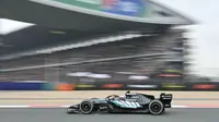 Pembalap Mercedes asal Italia, Kimi Antonelli, mengemudikan mobilnya selama Grand Prix Formula 1 China di Sirkuit Internasional Shanghai di Shanghai pada 15 Maret 2026 (AFP/Hector Retamal)