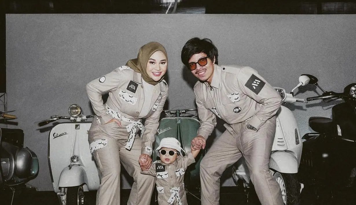 Tampil kompak dan stylish, Atta, Aurel dan Ameena kompak bergaya safari dengan jumpsuit nuansa krem. @aurelie.hermansyah.