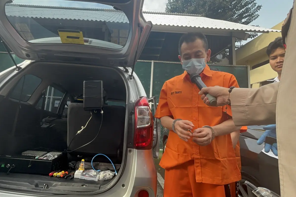 Polda Metro Jaya menangkap dua warga negara asing (WNA) asal Malaysia, OKH (53) dan CY (29), usai diduga terlibat dalam penipuan bermodus SMS palsu yang menyasar nasabah bank.