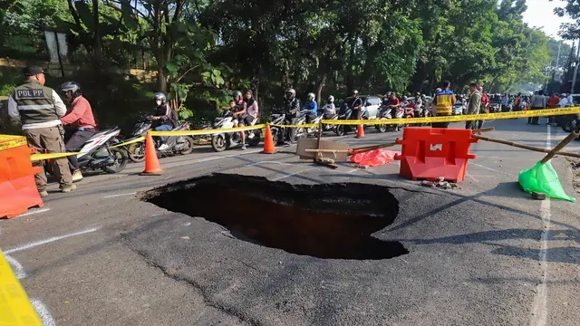 Amblas, Lubang Besar Menganga di Jalan Raya Lenteng Agung Jakarta Selatan