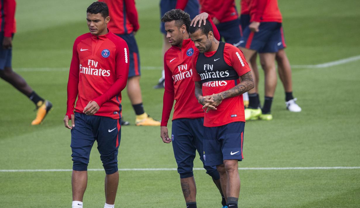 Keakraban Neymar (tengah) bersama dua rekannya asal Brasil, Dani Alves (kanan) dan Thiago Silva pada sesi latihan didi Camp des Loges, Paris, (11/8/2017). PSG akan mengawali Liga 1 Prancis melawan Guingamp. (AP/Kamil Zihnioglu)