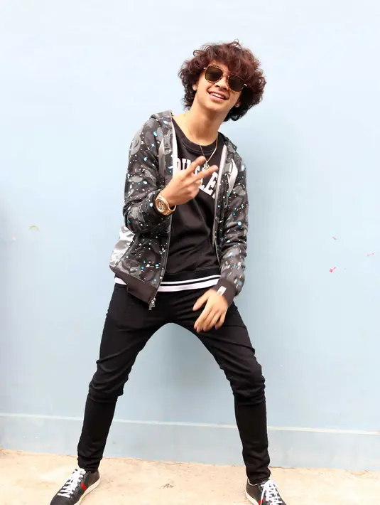 Lantas seperti apa komentar penyanyi dan pemeran itu ketika melihat Chelsea sering terlihat jalan bareng dengan Daffa. Bastian enggan mengomentari terkait serasi atau tidak. Yang terpenting keduanya bisa bahagia. (Nurwahyunan/Bintang.com)