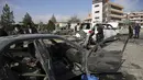 Personel keamanan Afghanistan berkumpul di lokasi serangan bom mobil di Kabul, Afghanistan (13/11/2019). Setidaknya tujuh orang tewas dan tujuh lainnya luka-luka ketika sebuah bom mobil meledak pada jam sibuk pagi hari Kabul pada 13 November. (AP Photo/Rahmat Gul)