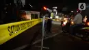 Polisi dibantu Satpol PP dan Dishub mengatur lalu lintas pengalihan arus di depan RS Sari Asih, Tangerang Selatan, Banten, Sabtu (9/5/2020). Pengalihan arus dalam rangka pelaksanaan PSBB untuk memutus penularan Covid-19 di wilayah Tangsel mulai jam 22.00 hingga 05.00. (merdeka.com/Dwi Narwoko)