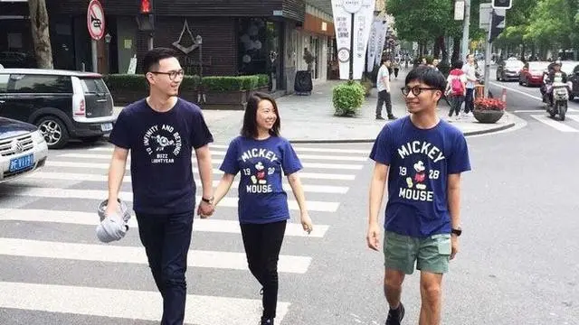 6 Momen Langka 3 Orang Pakai Baju Sama di Tempat Umum, Tak Disengaja