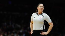 Lauren Holtkamp terlihat cantik dan tegas saat memimpin laga NBA Minnesota Timberwolves vs Los Angeles Clippers di Staples Center, Los Angeles, California (3/2/2016).   (Sean M. Haffey/Getty Images/AFP)