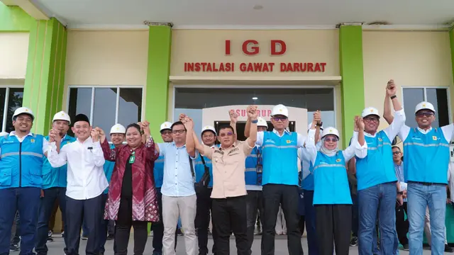 Petugas PLN gerak cepat melakukan penambahan jalur distribusi listrik untuk meningkatkan kualitas tegangan dan keandalan listrik di RSUD Rupit, Kabupaten Musi Rawas Utara, Sumatera Selatan. (Dok PLN)