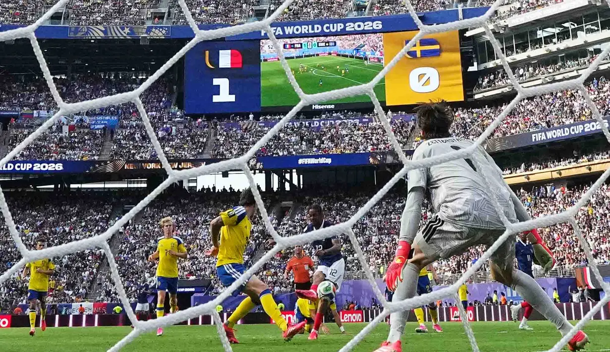 Pemain Prancis Bradley Barcola saat mencetak gol melewati kiper Swedia Jacob Widell Zetterstrom selama pertandingan sepak bola babak 32 Piala Dunia antara Prancis dan Swedia di East Rutherford, N.J., dekat New York, Selasa, (30/06/2028). (AP Photo/Frank Franklin II)