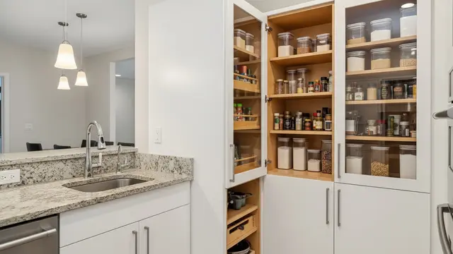 Model Pantry Kecil yang Tetap Muat Banyak Barang/AI Generated