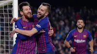 Penyerang Barcelona, Lionel Messi berselebrasi dengan Jordi Alba setelah mencetak gol ke gawang Leganes pada pertandingan pekan ke-20 La Liga Spanyol, di Camp Nou, Senin (21/1). Barcelona kian kokoh di puncak klasemen usai menang 3-1 (AP/Manu Fernandez)