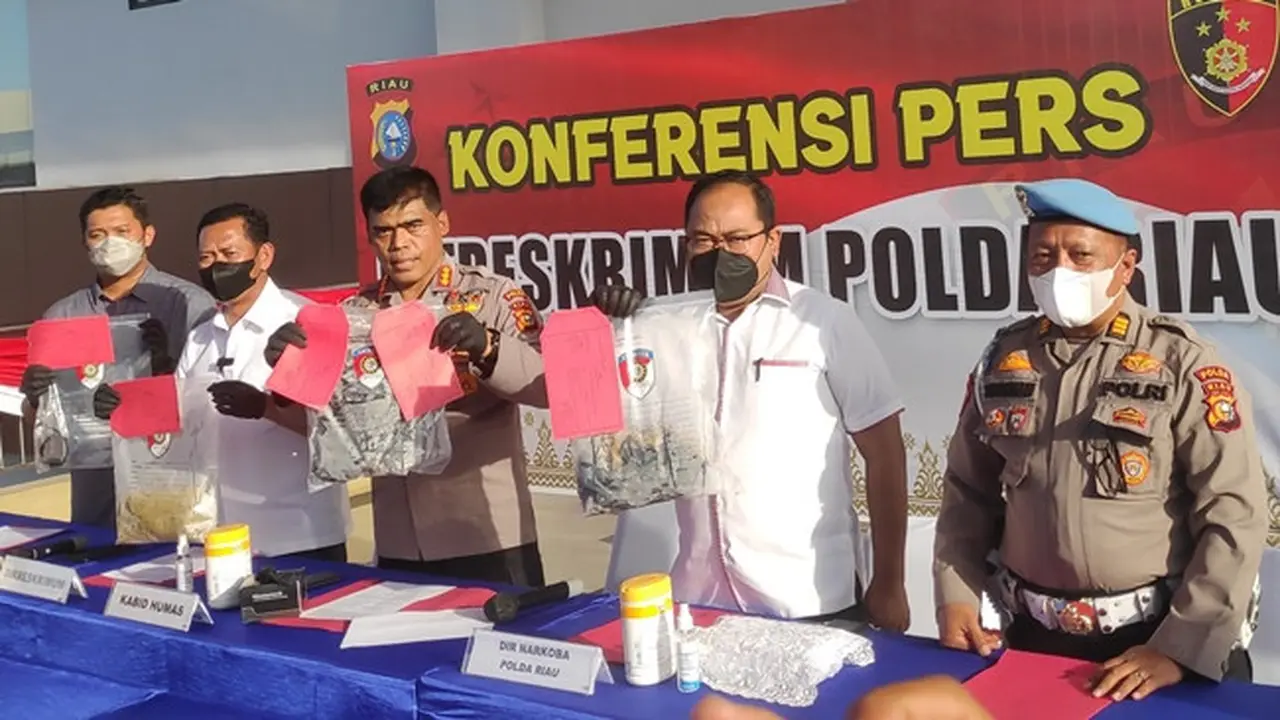 Konferensi pers penemuan mayat mengapung di Pulau Rupat yang ternyata merupakan kurir sabu.