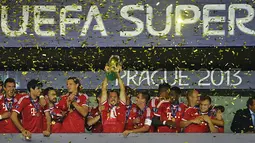Pemain Bayern Muenchen berselebrasi merayakan Trhopy kemenangan (AFP/Odd Andersen)