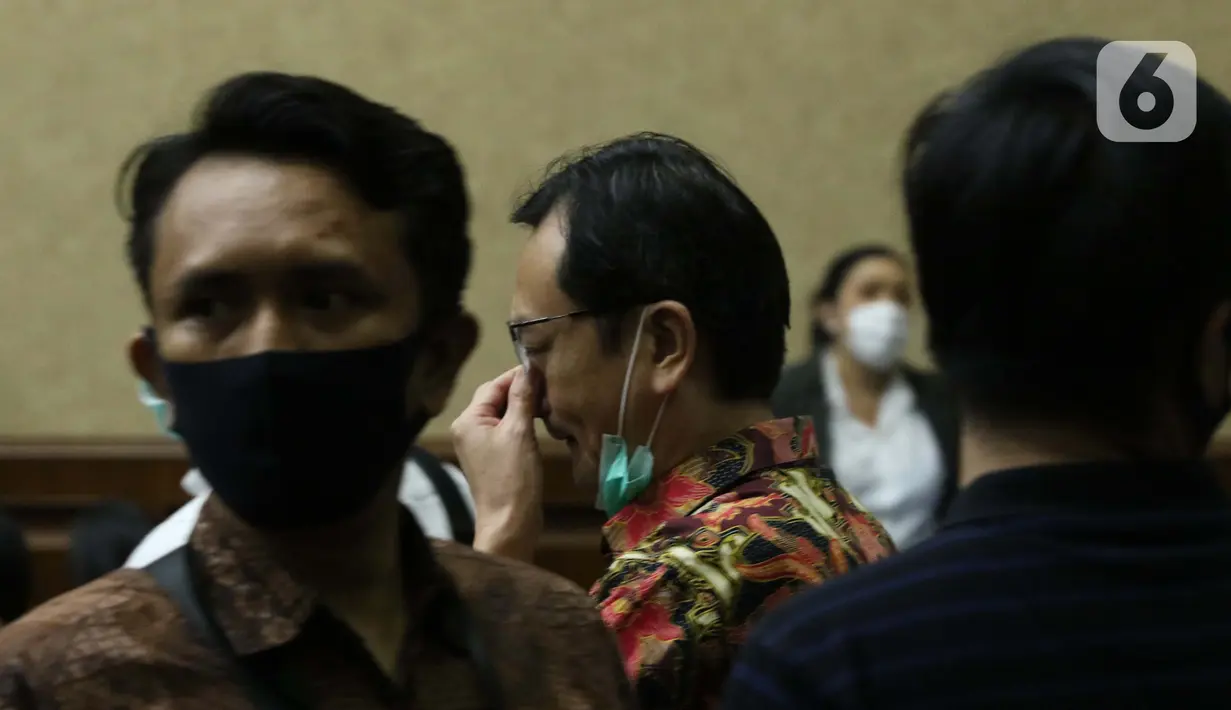 Terdakwa kasus dugaan korupsi di PT Asuransi Jiwasraya dari kalangan pengusaha, Benny Tjokrosaputro bersiap menjalani sidang lanjutan di Pengadilan Tipikor Jakarta, Senin (6/7/2020). Sidang mendengar keterangan saksi. (Liputan6.com/Helmi Fithriansyah)