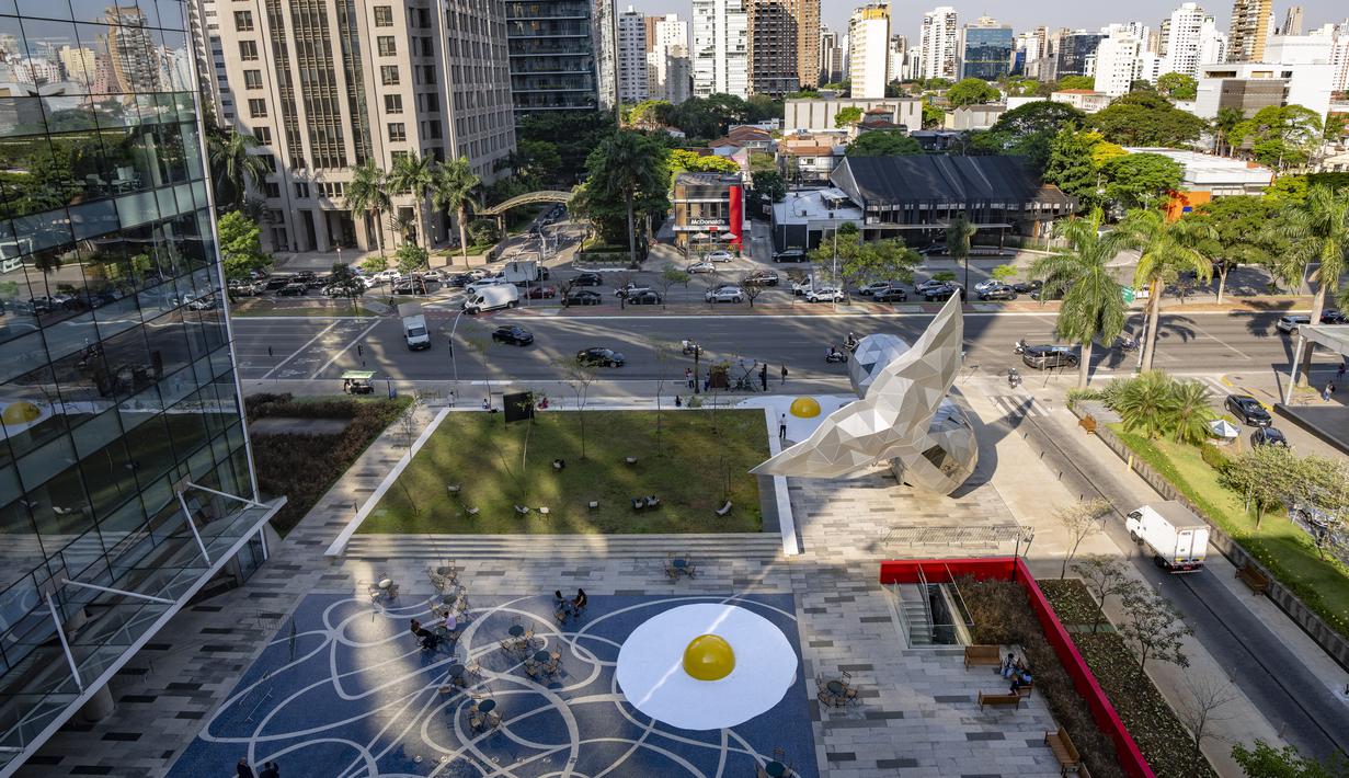 Menurut sang seniman, karya ini bertujuan untuk meningkatkan kesadaran tentang perubahan iklim dan pemanasan global. (AP Photo/Andre Penner)