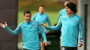 Gelandang Chelsea, Eden Hazard (kiri) dan bek David Luiz bercanda saat mengikuti latihan di London, Inggris (17/10). Chelsea akan bertanding melawan wakil Italia, AS Roma pada grup C Liga Champions. (Steven Paston/PA via AP)