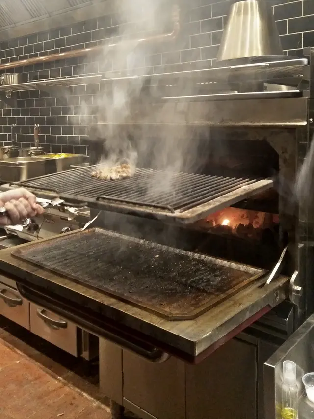 Oven charcoal di dapur restoran Collin's
