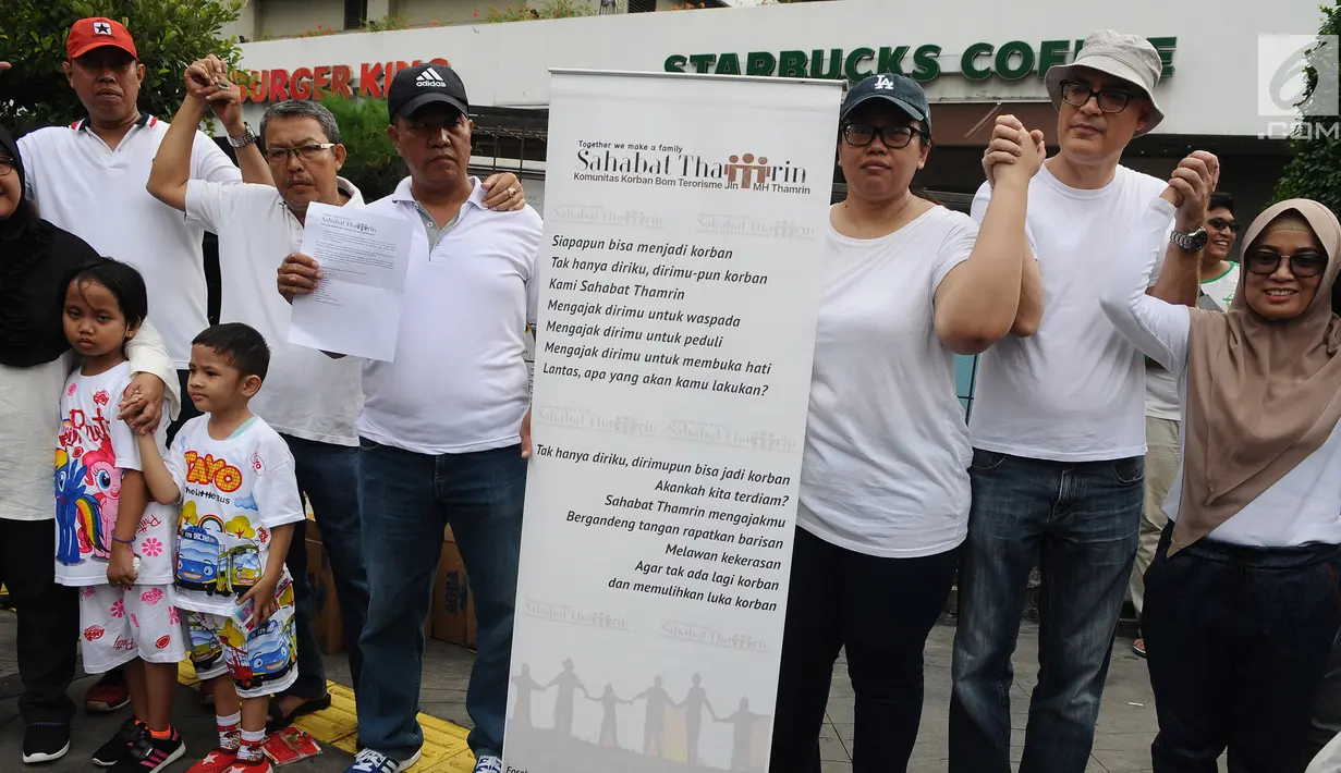Anggota komunitas Sahabat Thamrin saat mengenang tragedi 3 tahun bom Thamrin di kawasan Thamrin, Jakarta, Minggu (13/1). Acara ini bertema 'Menerima Perbedaan untuk Merayakan Kebersamaan dan Perdamaian'. (Liputan6.com/Herman Zakharia)