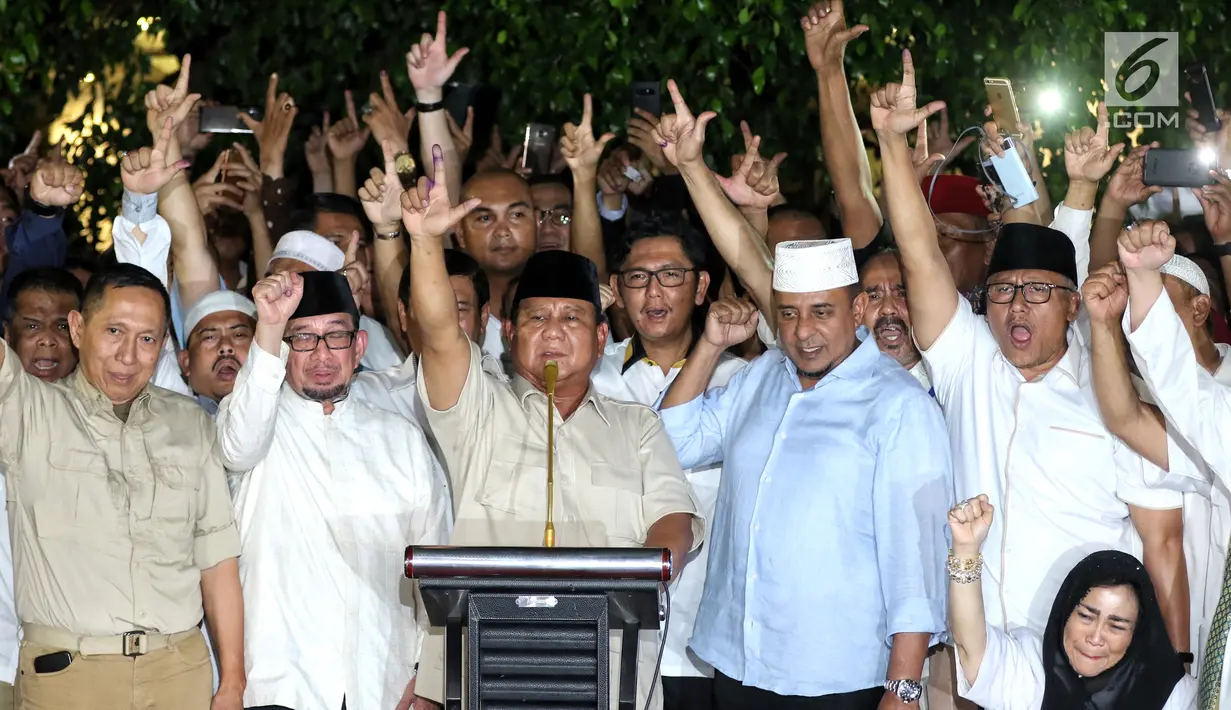 Calon presiden no urut 02 Prabowo Subianto bersama Badan Pemenangan Nasional (BPN) memberikan pidato politiknya di Kertanegara, Jakarta, Rabu (17/4). Pada pidatonya Prabowo tegas dan yakin sudah menjadi pemimpin bangsa Indonesia berdasarkan hasil real count BPN. (Liputan6.com/Johan Tallo)