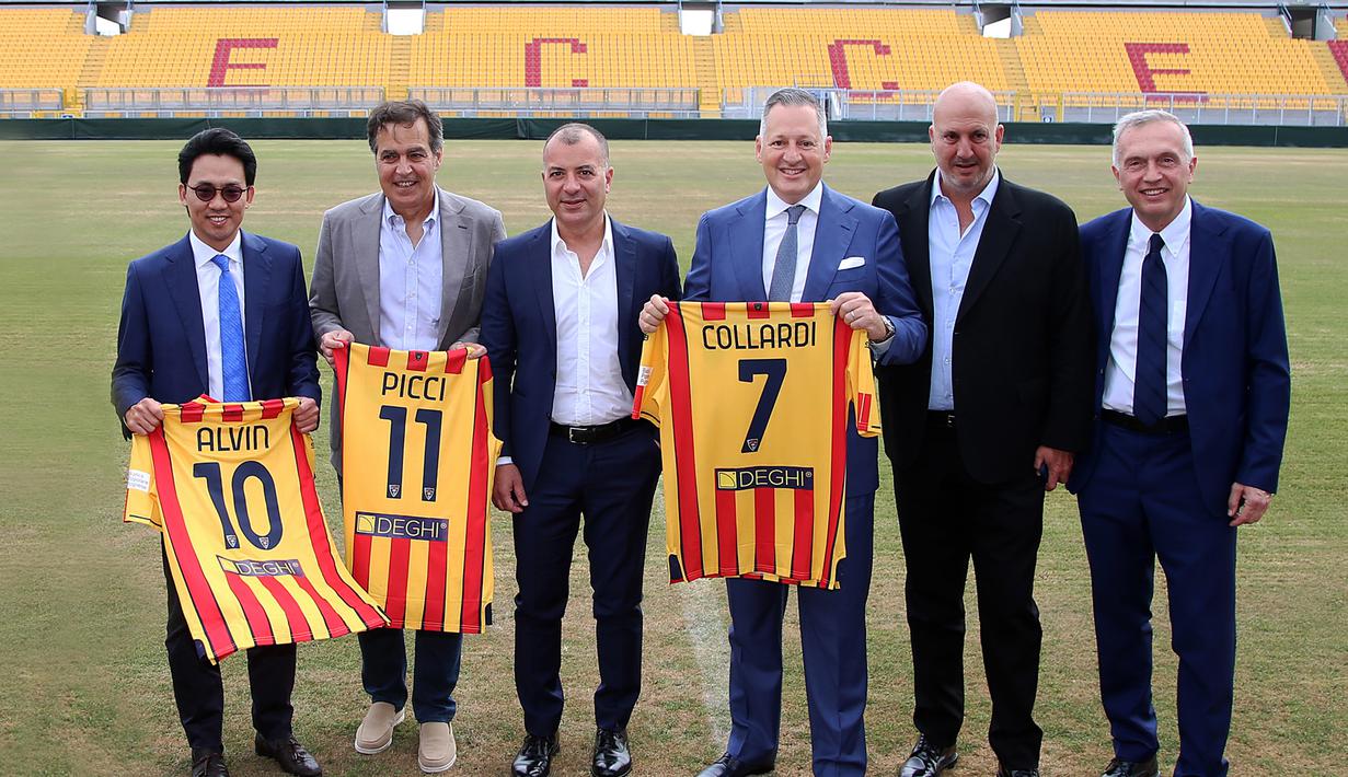 Melalui konferensi pers yang digelar jajaran eksekutif US Lecce, Jumat (27/5/2022) siang waktu Italia, diumumkan bahwa konsorsium bentukan Boris Collardi, Pascal Picci, dan Alvin Sariaatmadja, resmi mengakuisisi 10 persen saham klub. (twitter/OfficialUSLecce)