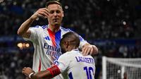 Pemain depan Lyon asal Prancis #10, Alexandre Lacazette (Kanan), merayakan gol bersama gelandang Lyon asal Serbia #31, Nemanja Matic, setelah mencetak gol selama pertandingan sepak bola Liga Prancis antara Olympique Lyonnais (OL) dan LOSC (Lille) di stadion Parc Olympique Lyonnais Groupama di Decines-Charpieu, Prancis bagian tengah-timur pada tanggal 5 April 2025. (OLIVIER CHASSIGNOLE/AFP)